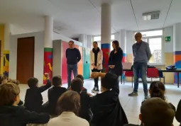 Da sinistra, il sindaco, Marco Gallo, e gli assessori Beatrice Aimar, Lucia Rosso ed Ezio Donadio conversano con gli alunni